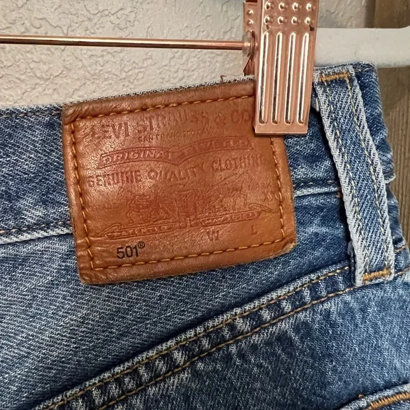 Levi’s 501 High Rise Distressed Jean Shorts - Picture 4 of 4